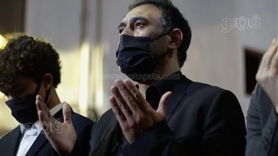 بكاء عمرو مصطفى في عزاء والدته| فيديو وصور