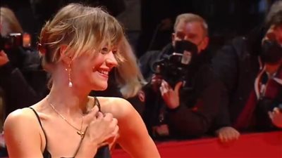 بريق من نوع خاص.. إطلالات جريئة على ريد كاربت برلين السينمائي|فيديو