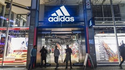 بسبب إعلان خادش للحياء.. أديداس تثير ضجة كبيرة 