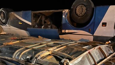 مصرع شخص وإصابة 15 آخرين في حادث انقلاب أتوبيس بمطروح |صور