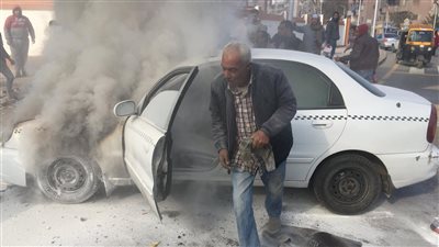 تفحم سيارة تاكسي في شارع البحر الأعظم بالجيزة | فيديو وصور 