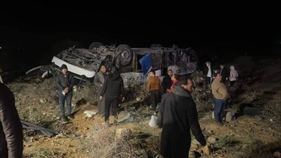 حادث مأساوي بطريق مطروح.. انقلاب أتوبيس توفي سائقه وأصيب 15 شخصا من الركاب