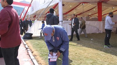 العمال ينظفون نادي الزمالك من الدعاية الانتخابية |صور 