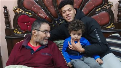 إمام عاشور يزور مدربه السابق ويهديه قميص نهائي أمم أفريقيا