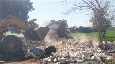 إزالة 27 حالة تعد على الأراضي في أسيوط 