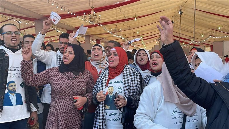 هتافات ودعاية داخل