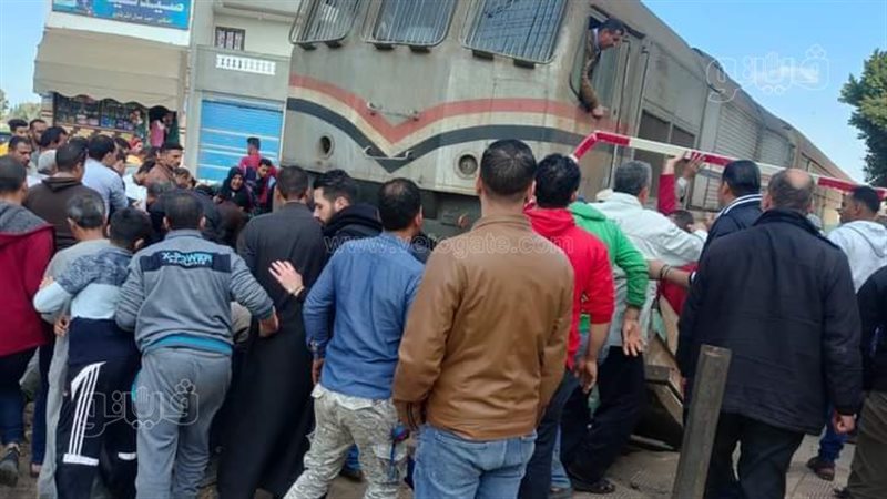 قطار يصطدم بعربة