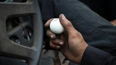 صيانة السيارات.. علامات عطل الفتيس وطرق صيانته