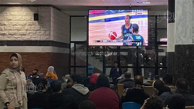  بعد انتهاء الانتخابات.. أعضاء نادي الزمالك يشجعون فريق السلة في مباراته بكأس العالم|صور