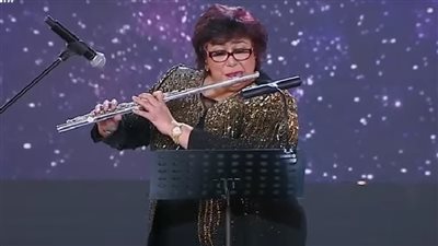 وزيرة الثقافة تبهر الحضور بعزفها على 