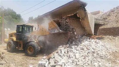 إزالة 20 حالة تعد وبروز للمحال والمنشآت التجارية بطريق 