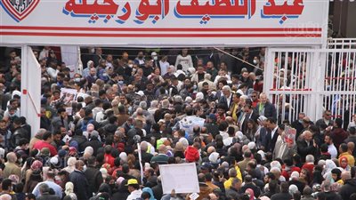 اشتباكات بالأيدي بين أنصار مرشحي الزمالك وأمن النادي | فيديو 