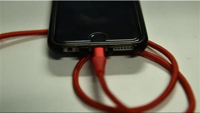 تحذير من أبل: تشحنون هاتفكم آيفون بشكل خاطئ.. وهذه الخطوات الصحيحة