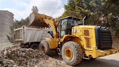 رفع ناتج تطهير الترع والمخلفات من على جانبي الطرق بالشرقية 