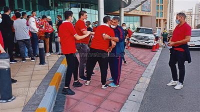توافد الجماهير على ملعب آل نهيان لمتابعة مباراة الأهلي والهلال السعودي | فيديو وصور 