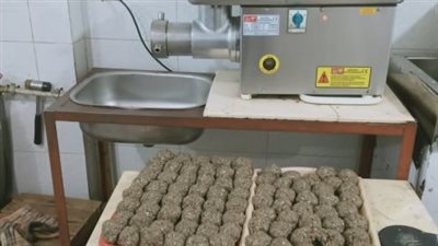 مصادرة 145 طن أعلاف حيوانية وداجنة ولحوم مجهولة المصدر بالسويس | صور 