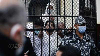 حديث جانبي بين حسن راتب والمتهمين في قضية الآثار الكبرى 