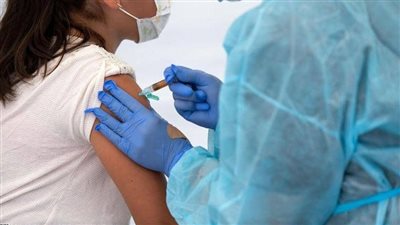 استشاري مكافحة عدوى يكشف الفرق بين المصل واللقاح.. وهل تكتمل المناعة بالجرعة الأولى فقط من لقاح كورونا؟