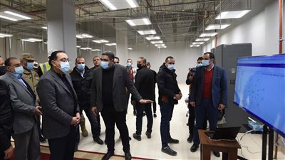 مدبولي يتفقد أول فرع لبنك يقدم خدمات مصرفية في العاصمة الإدارية | صور