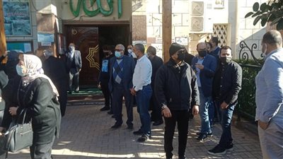 توافد العشرات لتشييع جثمان شريف عمر من مسجد مصطفى محمود| فيديو