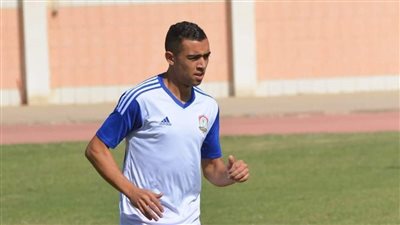لاعب ملوي يستعد لمباراة كيما أسوان في دوري القسم الثاني بغناء المسك فاح | فيديو