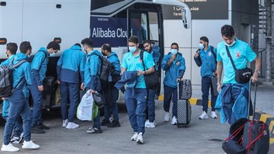 بعثة الأهلي تغادر مطار أبو ظبي في طريقها إلى القاهرة 