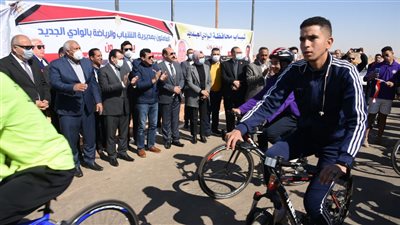 وزير الرياضة يطلق شارة بدء ماراثون للدراجات الهوائية بالوادي الجديد