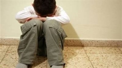 بعد كيه بالنار في مناطق حساسة على يد زوجة أبيه.. عرض طفل القليوبية على الطب الشرعي 