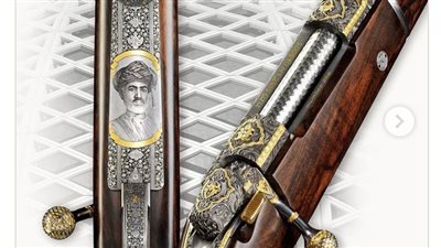 بعد صور بوتين على الحشيش.. السلطان قابوس على أغلى بندقية في العالم 