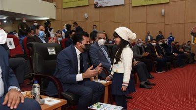 خلال زيارته للوادي الجديد.. وزير الشباب والرياضة يعين الطفلة دانة سفيرة لطلائع الجمهورية 