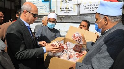 توزيع 3 أطنان لحوم على الأسر الأولى بالرعاية في سوهاج | صور 