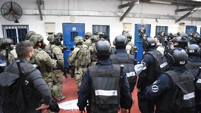 قوات إسرائيلية تعتدي على أسرى فلسطينيين بسجني عوفر ومجدو