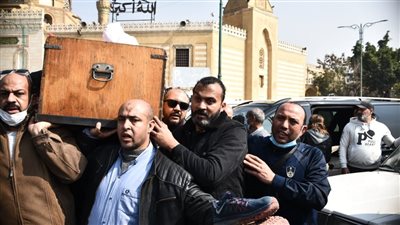 انهيار إبراهيم سعيد وأسرته خلال دفن جثمان والده بمقابر السيدة زينب | فيديو وصور 