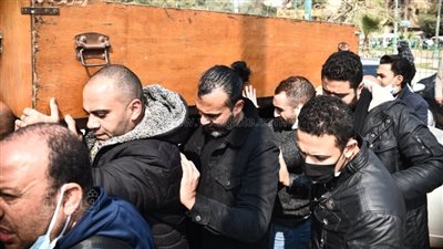 بالبكاء.. إبراهيم سعيد يشيع جثمان والده من مسجد السيدة نفيسة| فيديو 