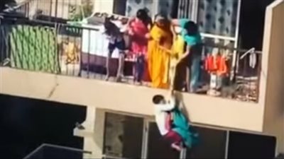 ربطته بحبل.. أم تدلي ابنها من الطابق التاسع بسبب قطعة ملابس| فيديو
