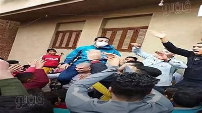 محمولا على الأعناق.. استقبال أسطوري لنجم الأهلي بعد عودته لمسقط رأسه بالشرقية|فيديو
