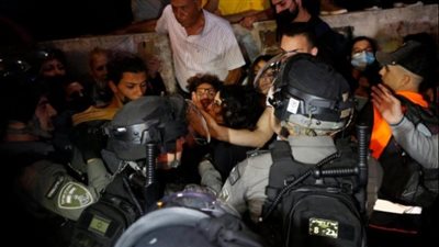 المتطرفون الإسرائيليون يعتدون على نواب عرب في حي الشيخ جراح| فيديو