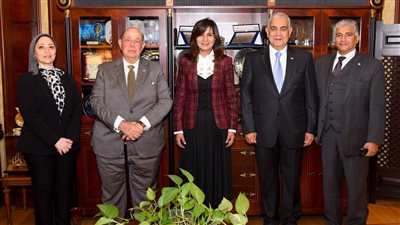 وزيرة الهجرة تبحث مع وفد من جمعية رجال الأعمال المشاركة في 