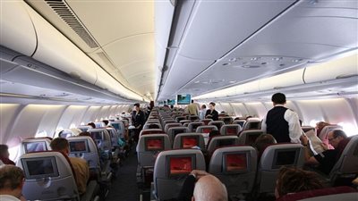 طائرة أمريكية تهبط اضطراريا بعد محاولة راكب فتح بابها بالجو |فيديو