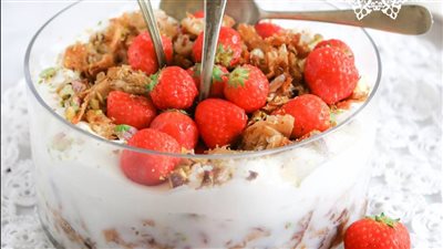 حلى الفلانتين.. طريقة عمل ترايفل الجرانولا بالفراولة