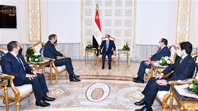  السيسي يستقبل رئيسي بريتيش بيتروليوم وأباتشي الأمريكية | صور