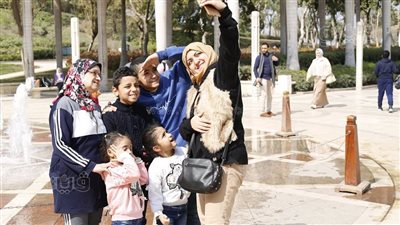 حب بابا وماما والأصحاب.. كيف احتفل المصريون بعيد الحب في حديقة الأزهر | صور