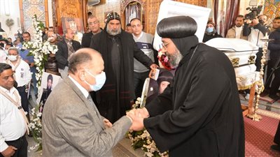 محافظ أسيوط يشارك في جنازة الأنبا لوكاس أسقف أبنوب | صور