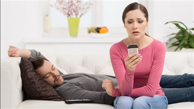 بالقرآن والسنة.. الإفتاء تحسم الجدل حول تفتيش الزوجة هاتف زوجها | فيديو