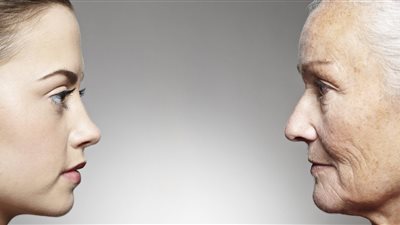 يعكف عليها العلماء حاليا.. أستاذ هارفارد: إطالة عمر الإنسان لـ5 آلاف عام