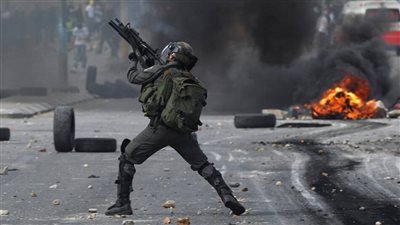 اندلاع مواجهات عنيفة في فلسطين وإصابة شاب بالرصاص الحي