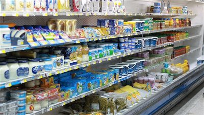 10 ملايين ريال غرامة و10 سنوات سجنا.. عقوبة تداول المواد الغذائية الضارة أو المغشوشة في السعودية