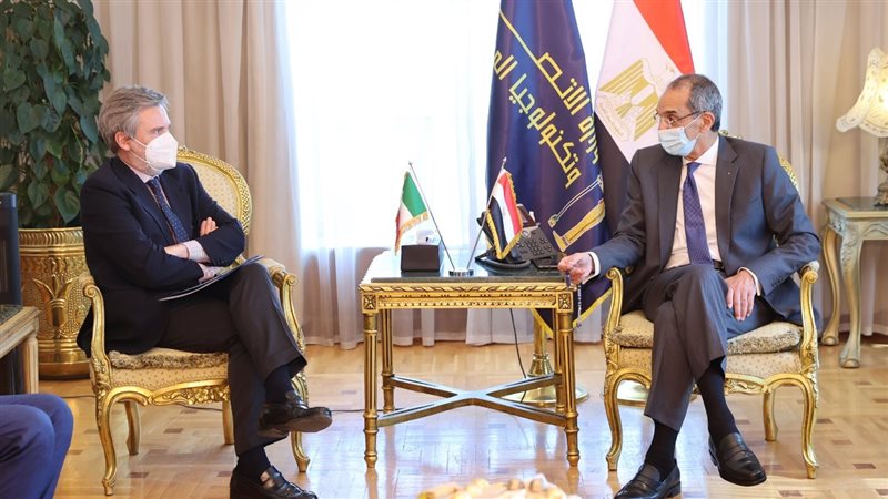 وزير الاتصالات والسفير