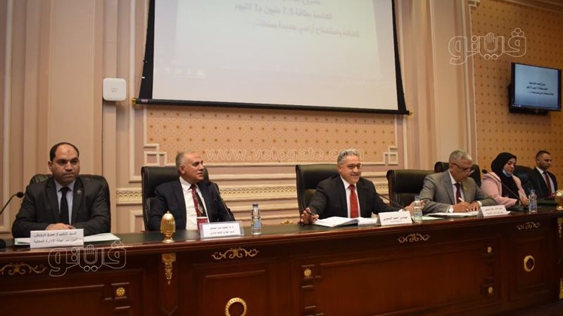وزير الري خلال اجتماع