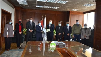 وزير الري يتسلم القائمة النهائية للمرشحين لشغل وظائف مهندسين بالوزارة 